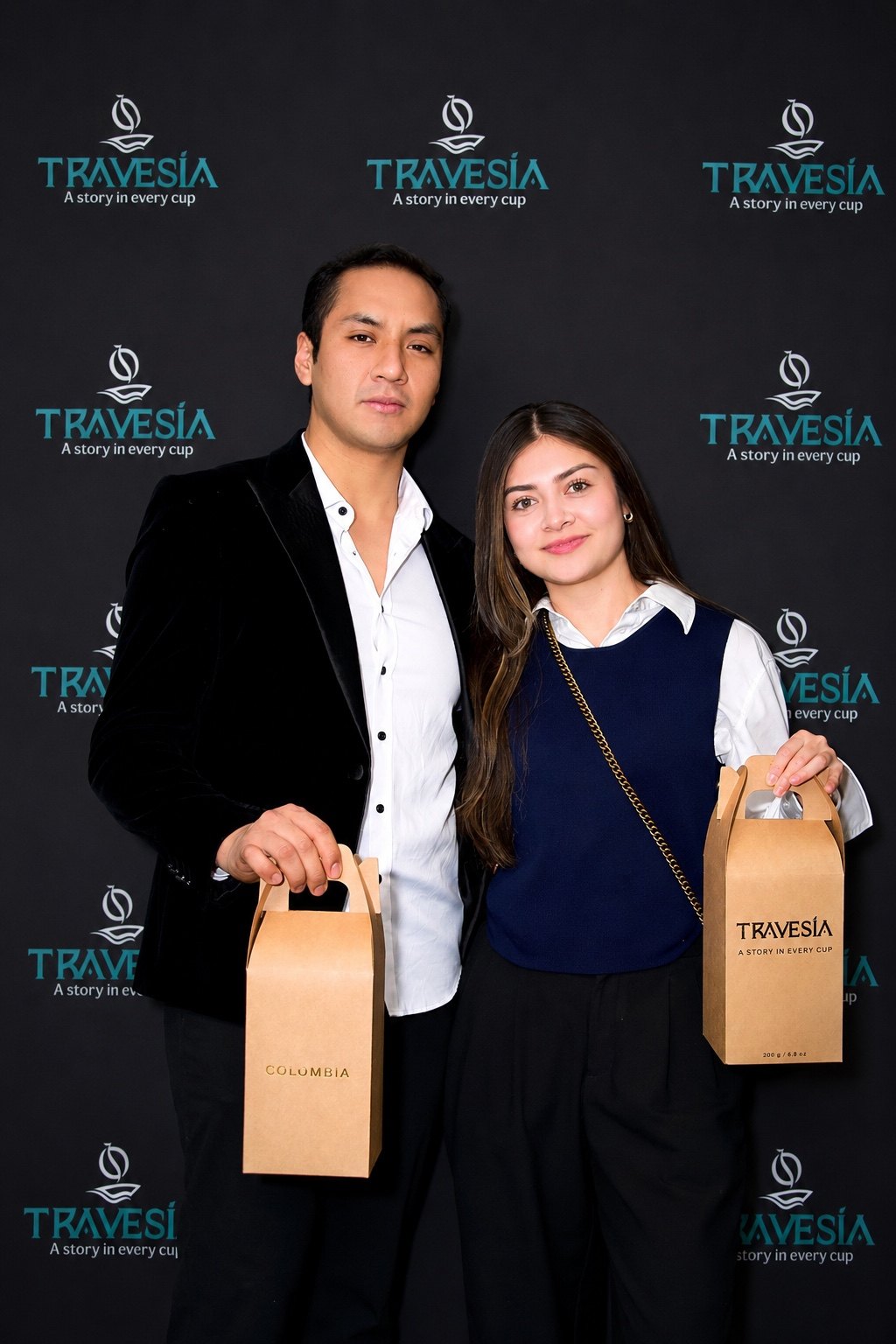 Travesía guest with Raíces bag